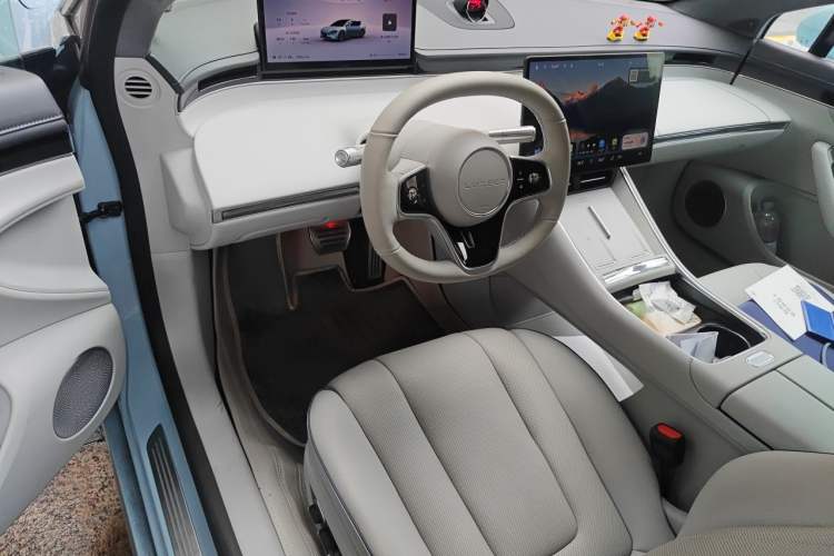 Used Hima Luxeed S7 2025 705 km Max Center Console