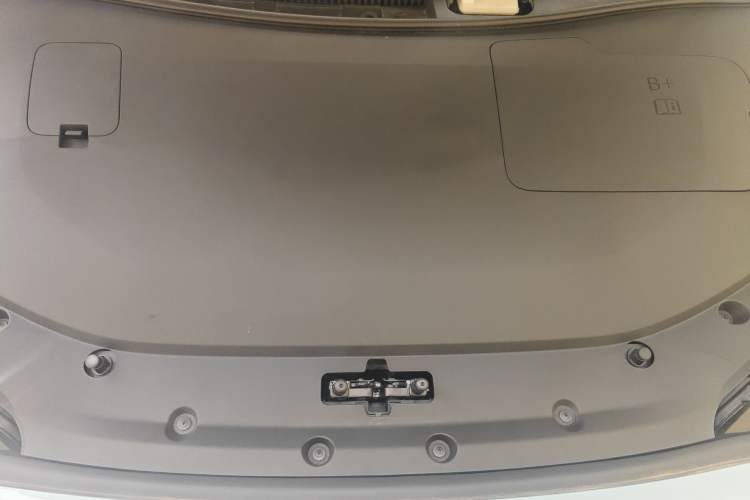 Used Hima Luxeed S7 2025 705 km Max Engine Bay