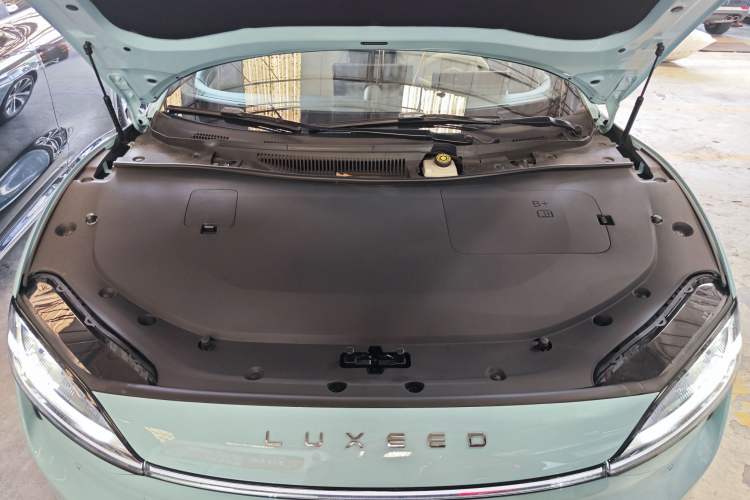 Used Hima Luxeed S7 2025 705 km Max Engine Bay