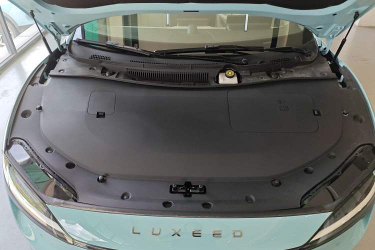 Used Hima Luxeed S7 2025 705 km Max Engine Bay