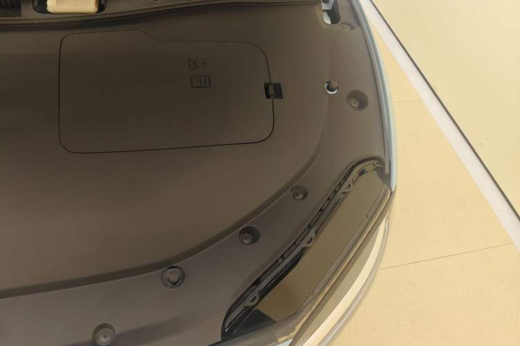 Used Hima Luxeed S7 2025 705 km Max Engine Bay Left