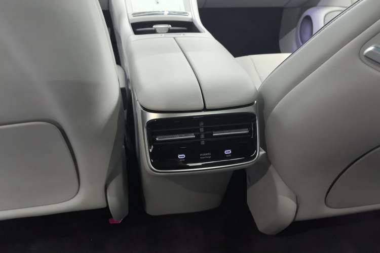 Used Hima Luxeed S7 2025 705 km Max Interior 9