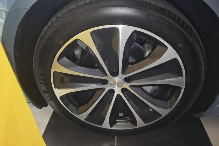 Used Hima Luxeed S7 2025 855 km Max Left Front Wheel Hub