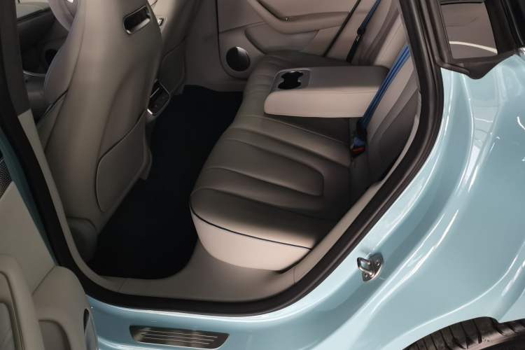 Used Hima Luxeed S7 2025 785 km Ultra Left Rear Seat