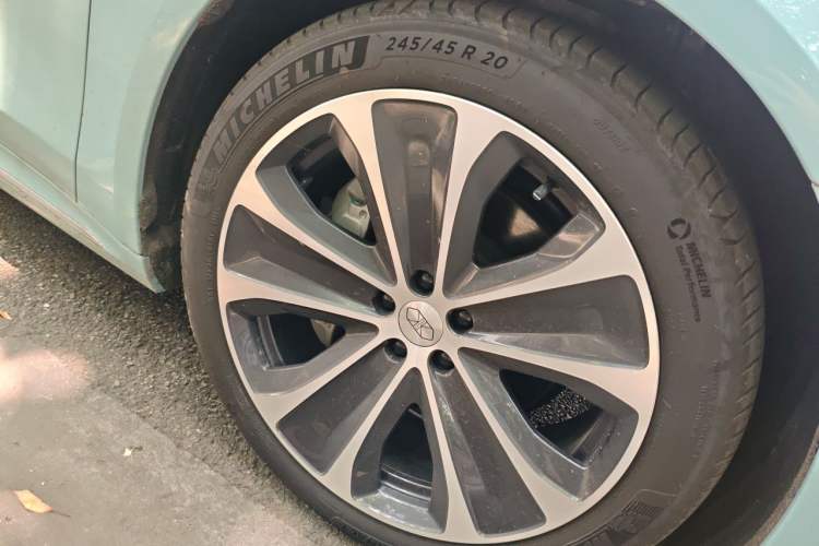 Used Hima Luxeed S7 2025 705 km Max Right Front Wheel Hub