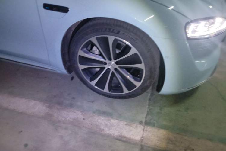 Used Hima Luxeed S7 2025 705 km Max Right Front Wheel Hub