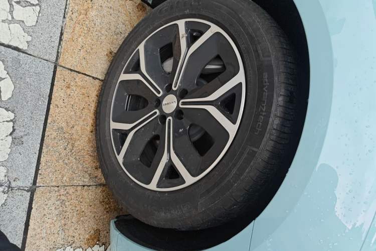 Used Hima Luxeed S7 2025 705 km Max Right Front Wheel Hub
