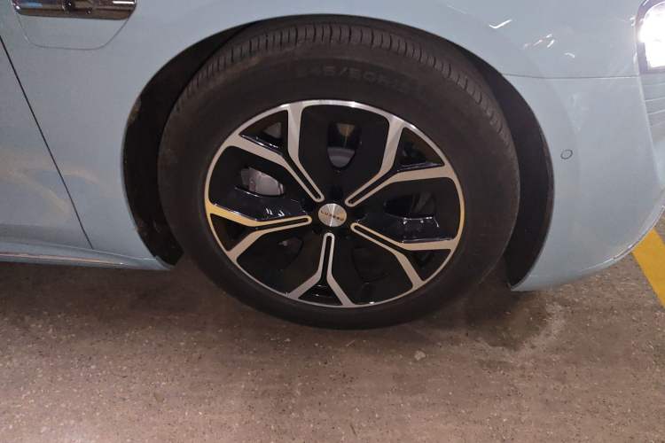 Used Hima Luxeed S7 2025 855 km Max Right Front Wheel Hub