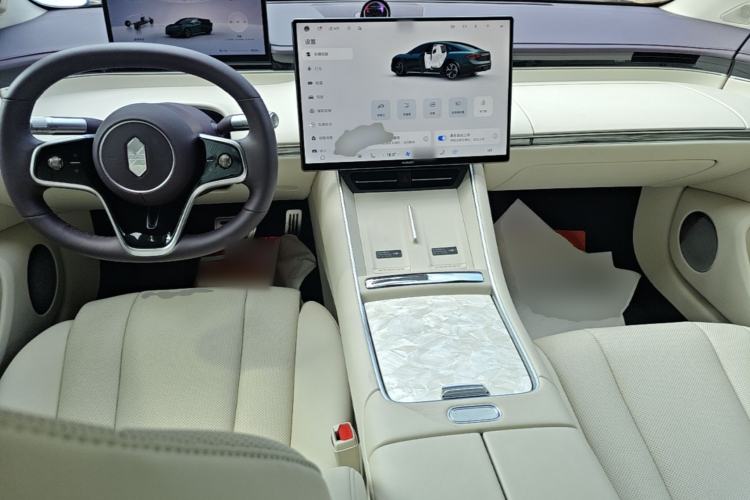 Used Hima Luxeed S7 2025 705 km Max Center Console