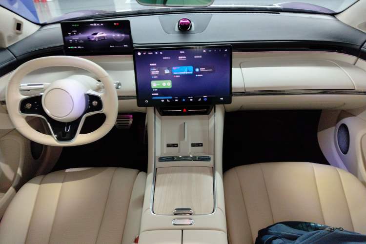 Used Hima Luxeed S7 2025 855 km Max Center Console