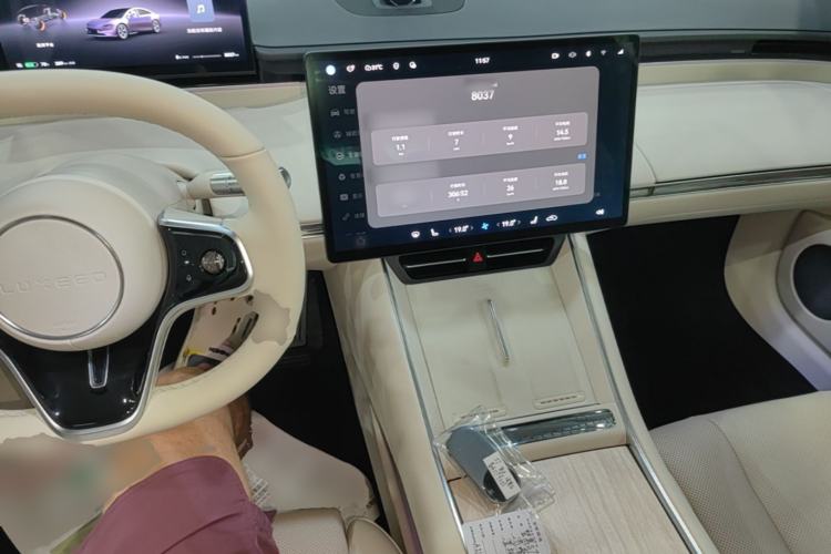 Used Hima Luxeed S7 2025 705 km Pro Center Console