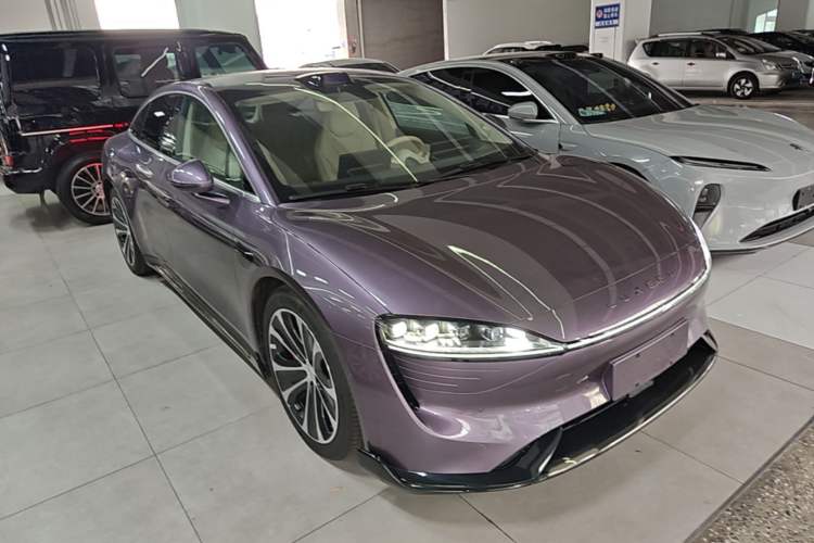 Used Hima Luxeed S7 2025 785 km Ultra Front Right 45 Deg