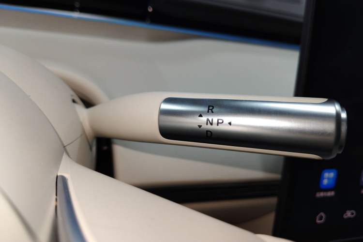 Used Hima Luxeed S7 2025 785 km Ultra Gear Lever