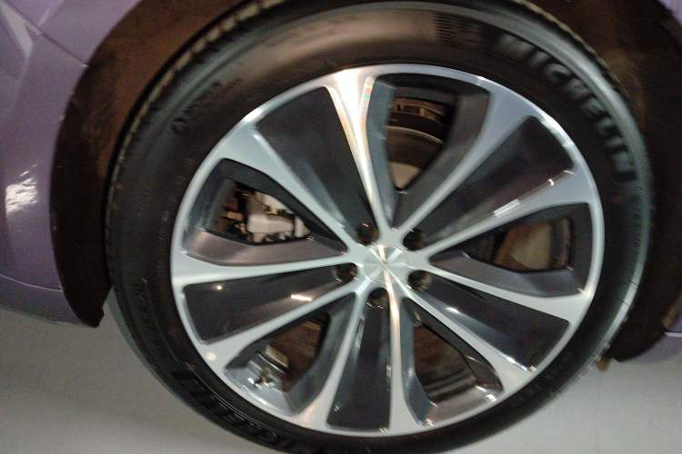 Used Hima Luxeed S7 2025 855 km Max Right Rear Wheel Hub