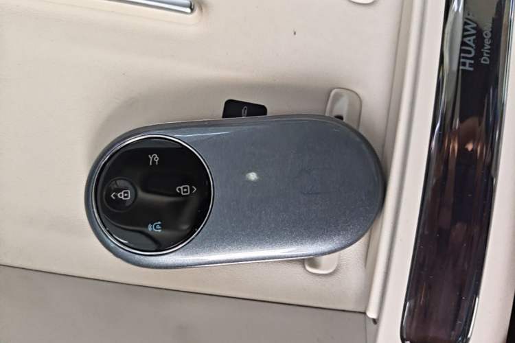 Used Hima Luxeed S7 2025 705 km Max Vehicle Key