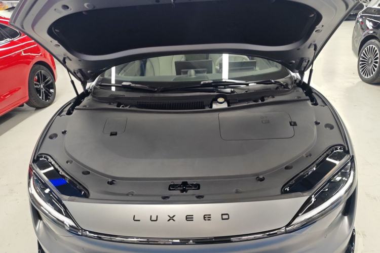 Used Hima Luxeed S7 2025 705 km Max Engine Bay