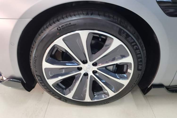 Used Hima Luxeed S7 2025 705 km Max Left Front Wheel Hub