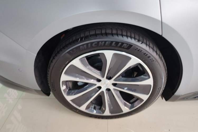 Used Hima Luxeed S7 2025 705 km Max Right Rear Wheel Hub