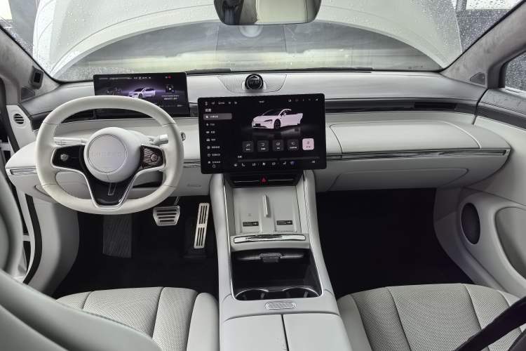 Used Hima Luxeed S7 2025 855 km Max Center Console