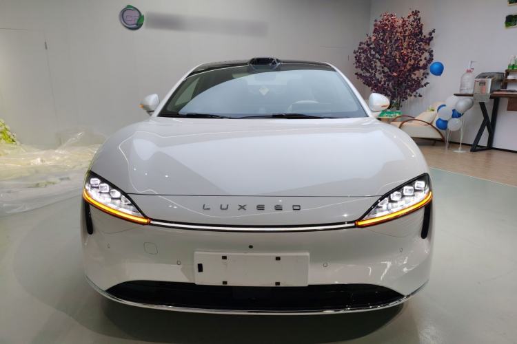 Used Hima Luxeed S7 2025 855 km Max Front
