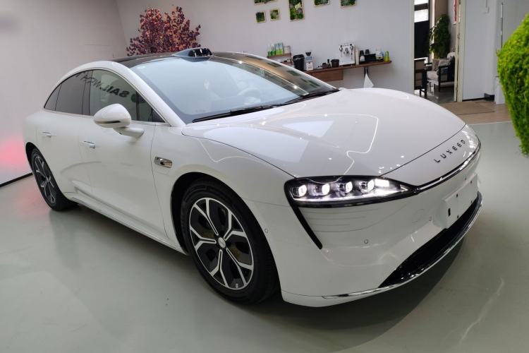 Used Hima Luxeed S7 2025 855 km Max Front Right 45 Deg