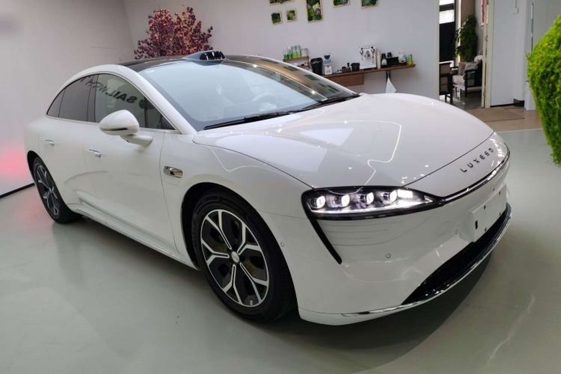 Used Hima Luxeed S7 2025 855 km Max Front Right 45 Deg
