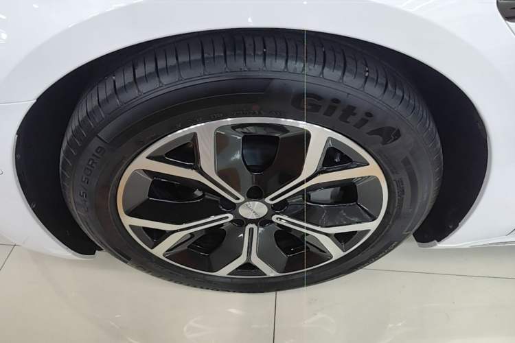 Used Hima Luxeed S7 2025 855 km Max Left Front Wheel Hub