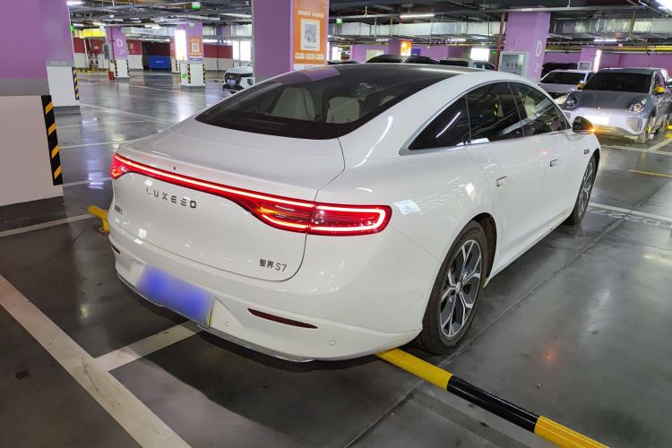 Used Hima Luxeed S7 2025 855 km Max Rear Right 45 Deg