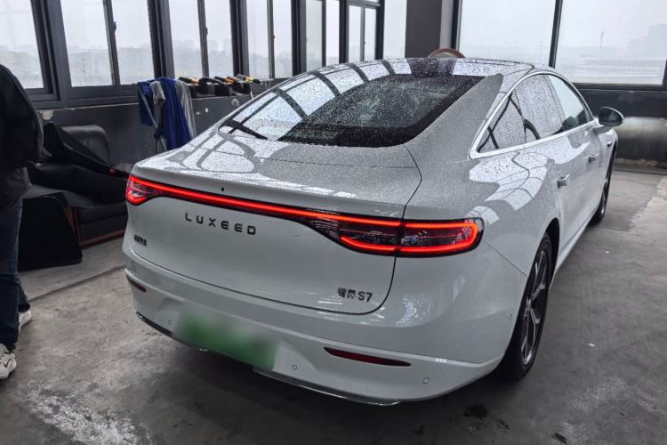 Used Hima Luxeed S7 2025 855 km Max Rear Right 45 Deg