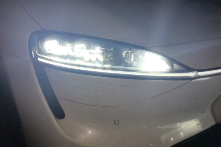Used Hima Luxeed S7 2025 705 km Pro Right Front Headlight