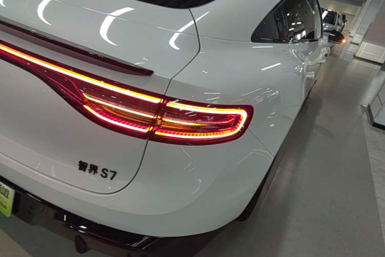 Used Hima Luxeed S7 2025 705 km Pro Right Rear Taillight