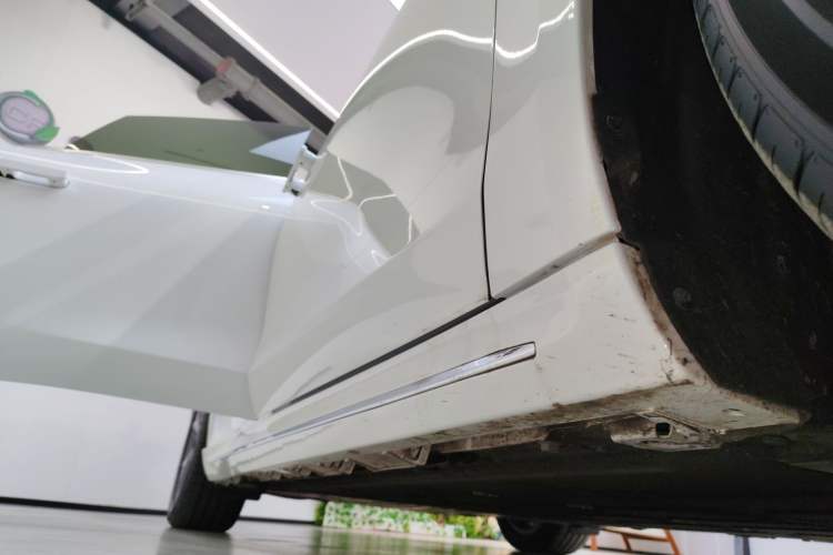 Used Hima Luxeed S7 2025 855 km Max Right Side Sill