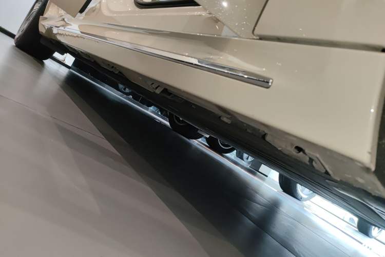 Used Hima Luxeed S7 2025 705 km Pro Right Side Sill