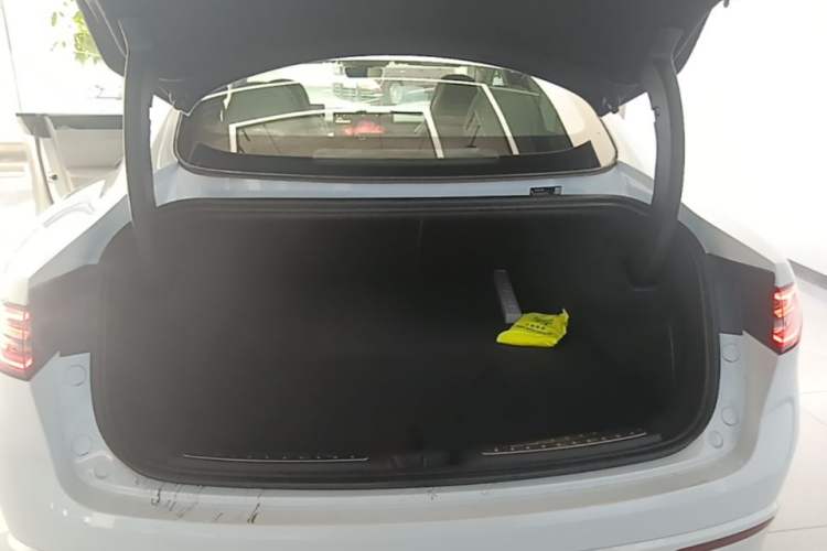 Used Hima Luxeed S7 2025 855 km Max Trunk