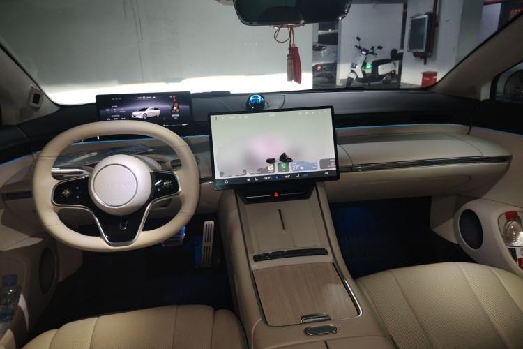 Used Hima Luxeed S7 2025 855 km Max Center Console
