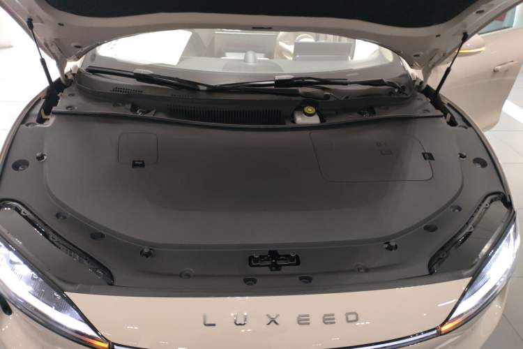 Used Hima Luxeed S7 2025 705 km Pro Engine Bay