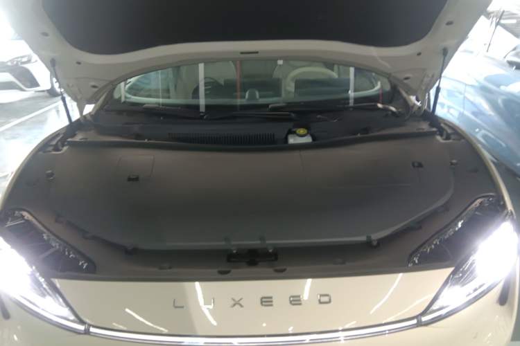 Used Hima Luxeed S7 2025 855 km Max Engine Bay