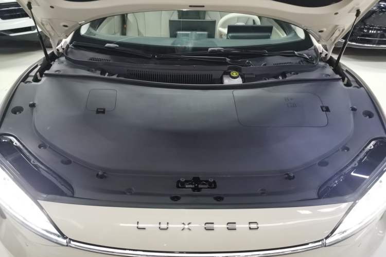 Used Hima Luxeed S7 2025 855 km Max Engine Bay