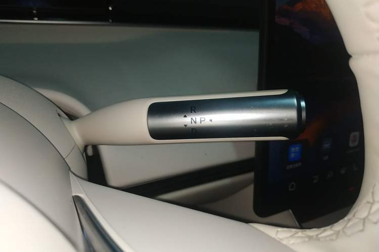Used Hima Luxeed S7 2025 705 km Pro Gear Lever