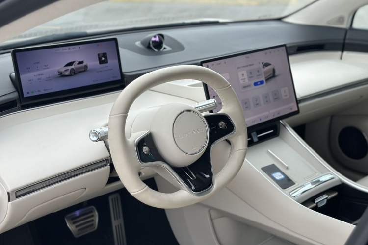 Used Hima Luxeed S7 2025 855 km Max Interior 1