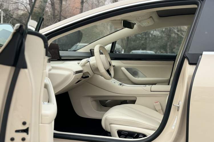 Used Hima Luxeed S7 2025 855 km Max Interior 1