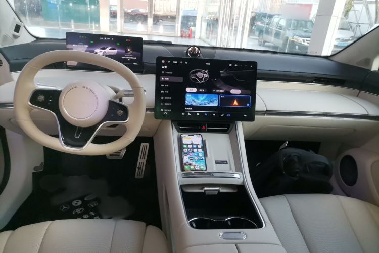 Used Hima Luxeed S7 2025 855 km Max Interior 2