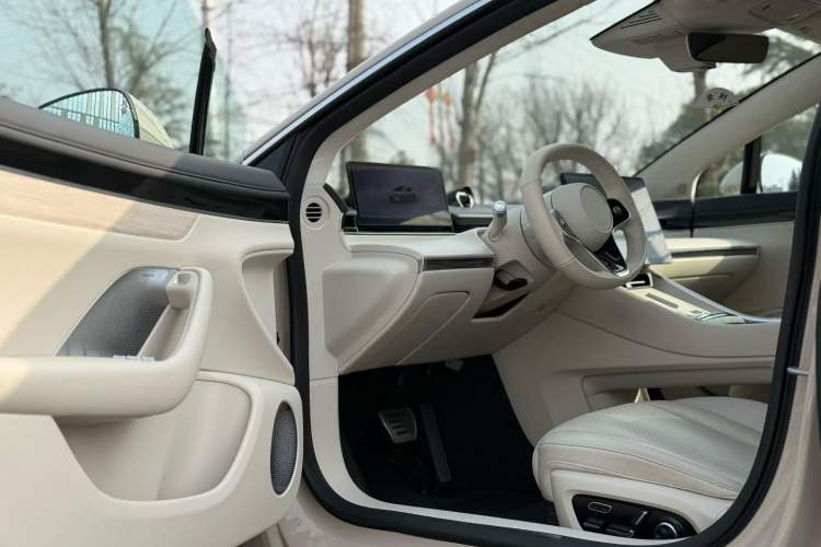 Used Hima Luxeed S7 2025 855 km Max Interior 2