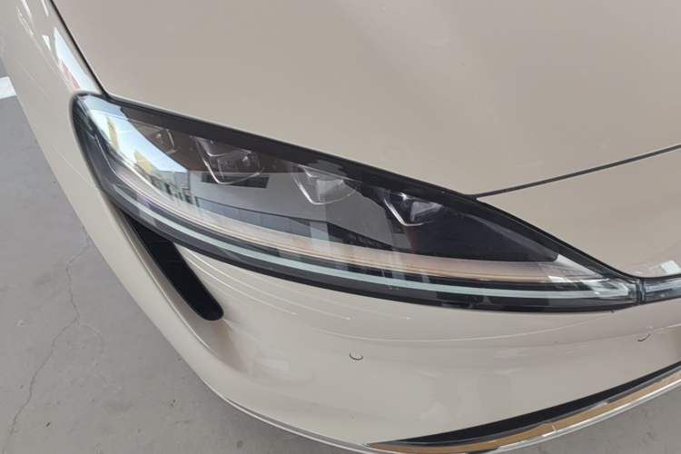 Used Hima Luxeed S7 2025 855 km Max Right Front Headlight