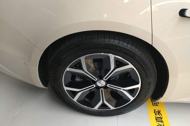 Used Hima Luxeed S7 2025 705 km Max Right Rear Wheel Hub