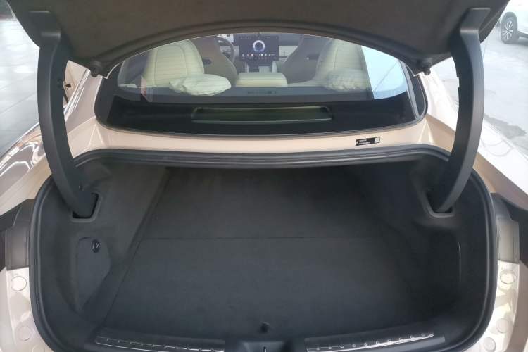Used Hima Luxeed S7 2025 855 km Max Trunk