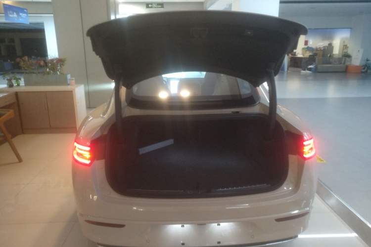 Used Hima Luxeed S7 2025 855 km Max Trunk