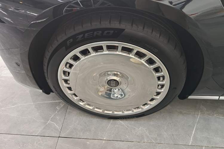 Used Hima S800 2025 Model, Range-Extended Starlight Executive Edition, 4 Seats Left Front Wheel Hub
