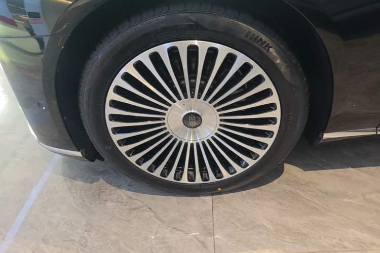 Used Hima S800 2025 Model, Range-Extended Starlight Premium Edition, 5 Seats Left Front Wheel Hub