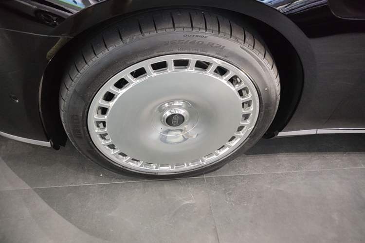 Used Hima S800 2025 Model, Range-Extended Starlight Executive Edition, 4 Seats Left Front Wheel Hub